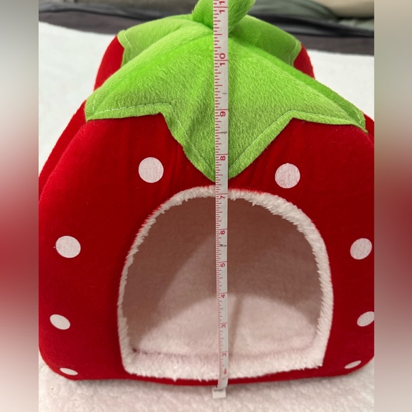 New Strawberry Pet Bed - Small - Picture 8 of 12
